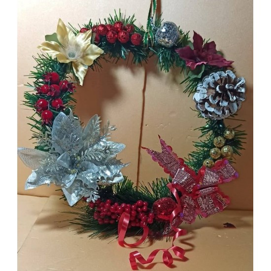 Coronita rotunda de craciun cu brad artificial, flori craciunite si ornament bobite. Marime 20-25 cm.
