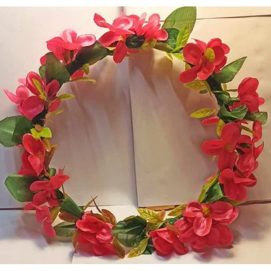 Coronita copii din iedera, frunze  artificiale si diferite flori artificiale. Dimensiune16-20 cm. 