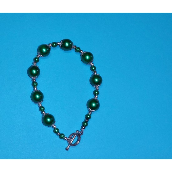 Bratara cca 21 cm .Perle din sticla verde   si capacele din argint tibetan