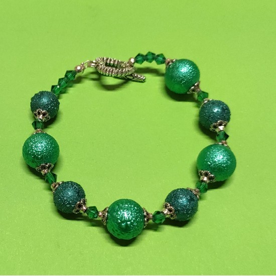 Bratara cca 21 cm din perle sticla, stardust, verde pastel si verde smarald , cristale de sticla fatetate biconice verde , capacele argint tibetan si margelute argintii