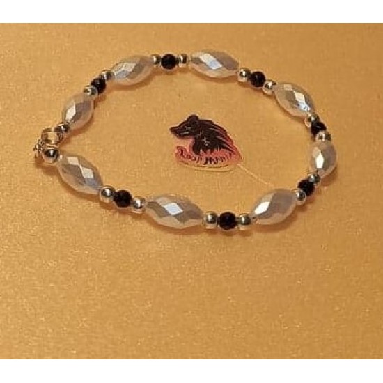 Bratara din perle de sticla diferite culori. Confectionat pe sarma siliconata , perle  6 mm diferite culori cu margele metalice argintii sau distantiert argint tibetan.Marime cca 20-22 cm.
