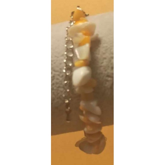 Bratara din chipsuri sidef pe sarma siliconata, cu accesorii inox avand inchizatoare  lobster inox cu prelungitor 5 cm.