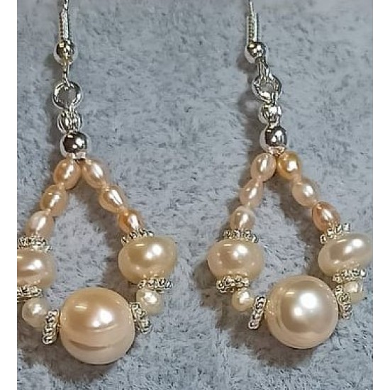 Cercei din perle naturale ( de cultura ) culoare piersica,  cu accesorii placate cu argint. 5.5 si 3.5 cm cu tortite cu tot.    CER029-1 =5.5 cm     CER029-2 = 3.5 cm