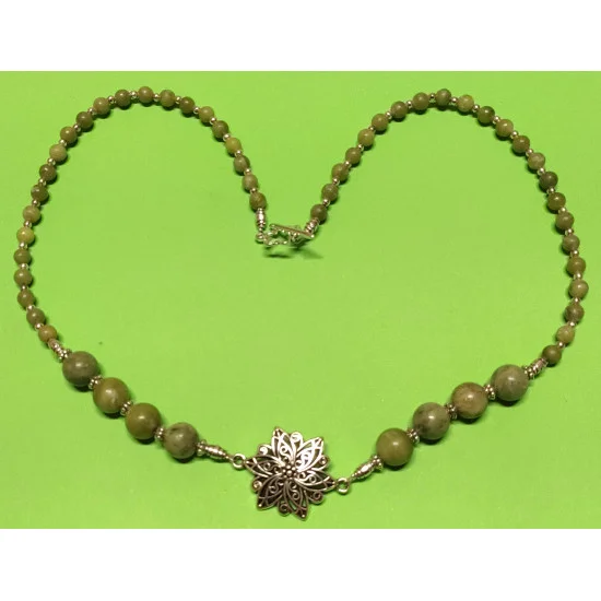 Colier aproximativ 63 cm . Margele jad taivanez verde inchis , capacele  argintii , distantiere argint tibetan , link floare mare , margelute argintii. Confectionata manual pe sarma siliconata, inchizatoare toggle argint tibetan.