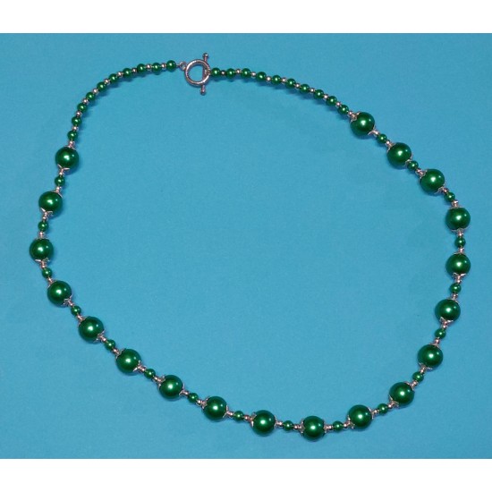 Colier cca 50 cm .Perle din sticla verde  si capacele din argint tibetan . 