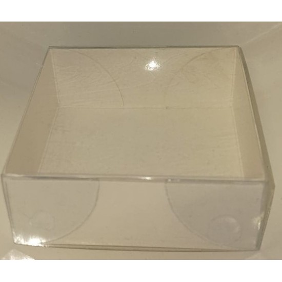 Cutii cu fund din  carton alb, capac plastic transparent. Dimensiuni 8x8cm, inaltime 3 cm.