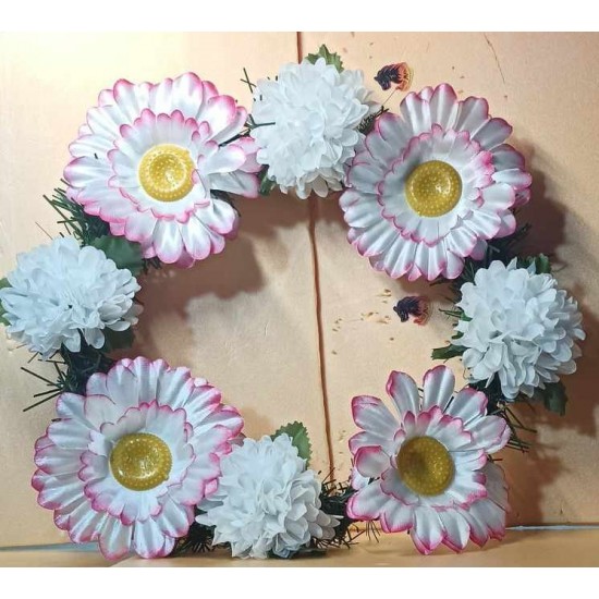 Coronita din brad cu flori artificiale, gerbera mica alb cu roz si crizanteme albe. FUNE006-1=gerbera mica alb cu roz si crizanteme albe. Diametru coronita 25 cm.    