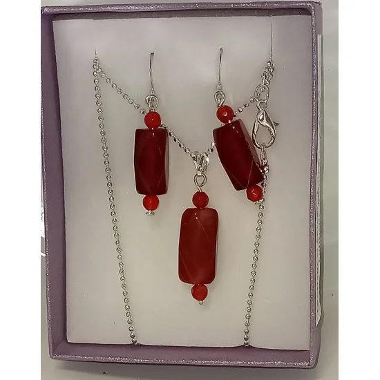 Lantisor  45 cm si cercei cu accesorii placat cu argint si agata rosie.
