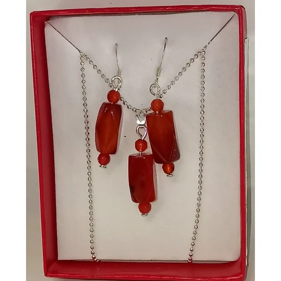 Lantisor  45 cm si cercei cu accesorii placat cu argint si agata rosie.