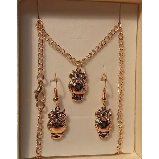 Lantisor si cercei cu pandantiv metalic, placat cu aur, bufnita 18x10x3.5mm, baza colier placat cu aur 46cm lungime, za 4x2,5mm si tortite simple placate cu aur 22x11mm. 