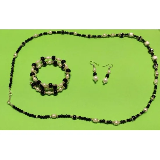 Set bijuterie. Colier-cercei-bratara:colier cca 65 cm,perle negre si albe, capacele argintii si margelute argintii. 