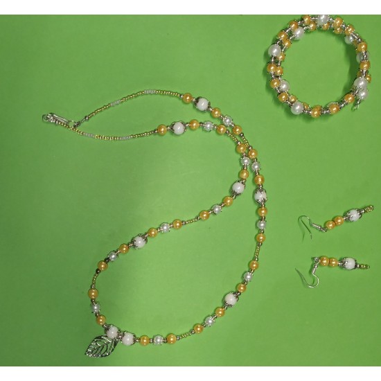 Set: colier-cercei-bratara: colier cca 63 cm,perle acril galben,margele toho,perle acril alb margele argintii si capacele argint tibetan. 