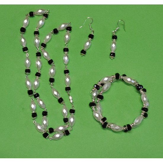Set: colier-cercei-bratara.Colier cca 65 cm  cu margele toho , perle acril albe si negre, margele argintii,capacele argint tibetan. 