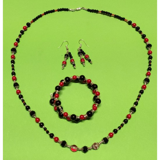 Set: colier-cercei-bratara: colier cca 65 cm margele toho,cristale fatetate negre,perle acril negre si rosii, margele sticla crackle rosu-alb margele argintii capacele argint tibetan.