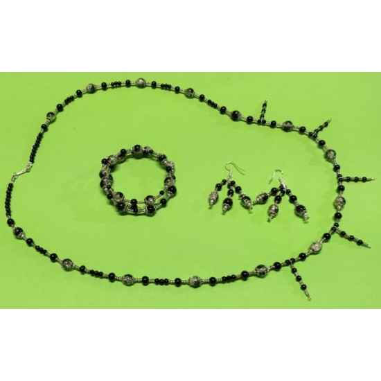 Set: colier-cercei-bratara: colier cca 65 cm, confectionata manual pe sarma siliconata,perle acril negre , margele sticla crackle negru-alb.