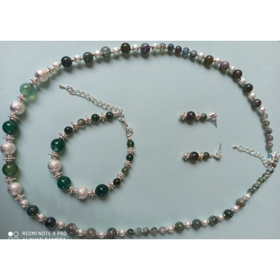 SET COLIER-CERCEI-BRATARA Set bijuterie din pietre semipretioase agat verde verde. Confectionat pe sarma siliconata cu accesorii placate cu argint. 
