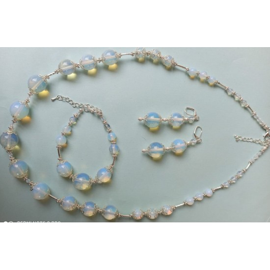 SET COLIER-CERCEI-BRATARA Set bijuterie din pietre semipretioase  opal. Confectionat pe sarma siliconata cu accesorii placate cu argint.