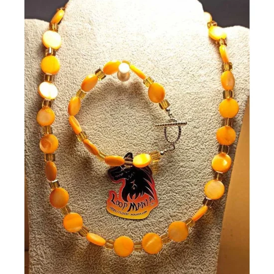 Set: colier--bratara. Colier si  bratara din chipsuri semipretioase sidef si margele de sticla, pe sarma siliconata, cu accesorii placate cu argint avand inchizatoare toggle argint tibetan.